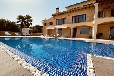 Image de Villa avec piscine et vue dans un quartier très calme.