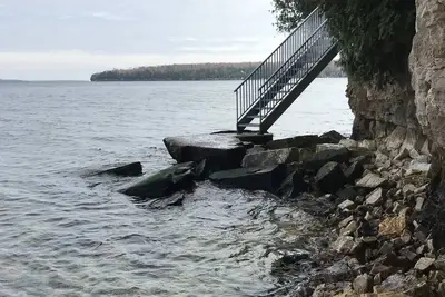 Image de Cro’s Nest Waterfront Home sur le bord de Baylake Bluff. Une vue imprenable sur l'eau!
