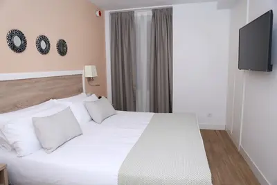 Image de Sous une chambre extérieure avec fenêtres pour 4 personnes.