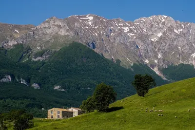 Image de Villa italienne en pierre restaurée avec amour avec piscine et vue imprenable
