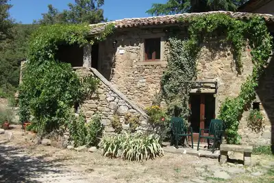 Image de Cottage en pierre traditionnel dans un endroit rural, tranquille et calme construit en 1799