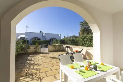 Image de Villa entourée de verdure à quelques pas de la plage