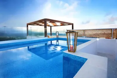 Image de Villa 4brd traditionnelle récemment restaurée avec une vue imprenable, piscine sur le toit, salle de gym, barbecue!