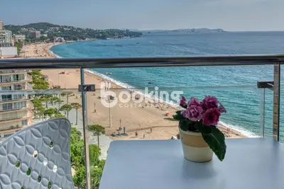 Image de Appartement En PREMIÈRE Ligne De Mer Avec Des Vues Spectaculaires Sur La Mer