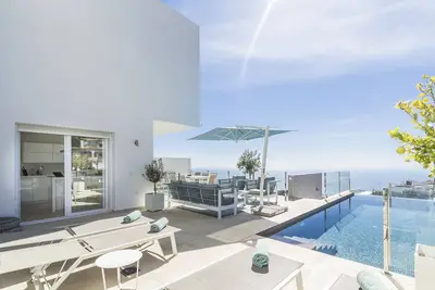 Image de Villa moderne avec piscine chauffée et vue imprenable