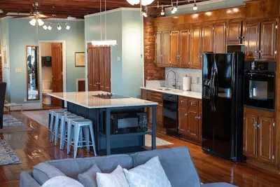 Image de Loft historique du centre-ville de Lynchburg sur la rue Main avec place de stationnement