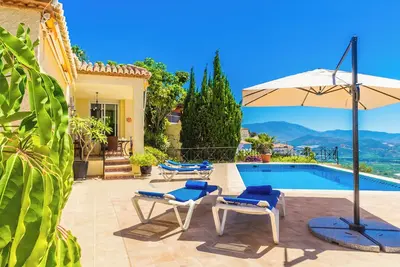 Image de Villa Aura est une villa familiale ensoleillée avec une vue imprenable