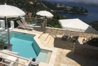 Villa de Pepe à Loustri sur la côte Ne avec piscine privée, WiFi, AirCon. 4 couchages.