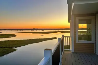 Image de Colt - Cozy Family Home - Incroyable vue sur le coucher du soleil - 2 pâtés de maisons de Hampton Beach