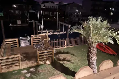 Image de Duplex niveau inférieur sur un charmant canal. Très courte distance à pied de la plage! 135nt