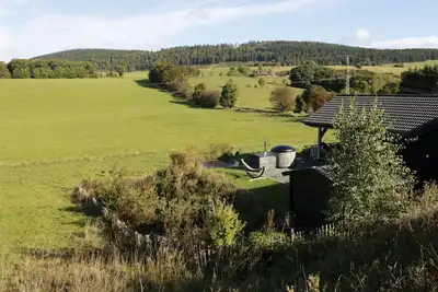 Image de Lodge de luxe près de Winterberg avec bain à remous avec une belle vue