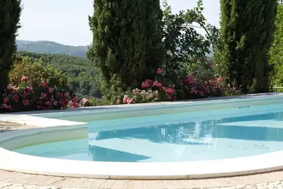 Image de Superbe villa avec mobilier d'époque, grande roseraie et piscine privée