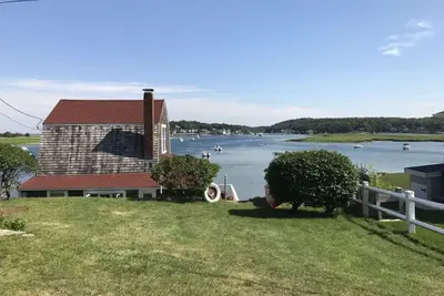 Image de Cottage Classique au Bord de l'Eau avec Paddleboards