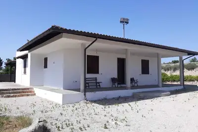Image de Villa près de la mer avec grand jardin et barbecue en pierre.