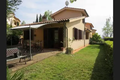 Image de Appartement indépendant confortable avec jardin privé et vue