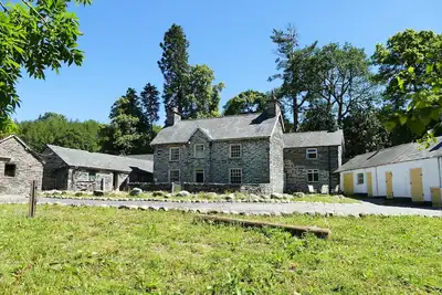 Image de Chambre au rez-de-chaussée accessible aux handicapés dans une ancienne ferme galloise traditionnelle