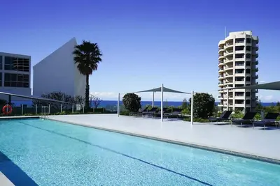Image de Superbes vues sur l'océan! Broadbeach! Gratuit * Vin * Wifi * Parking