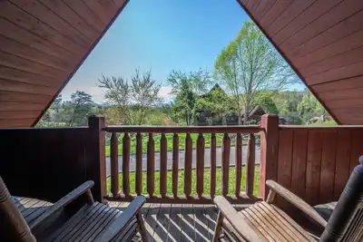 Image de Cozy Pigeon Forge - Escapade à Gatlinburg! Bain à remous | Lit King | Animaux acceptés