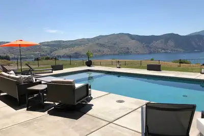 Image de Nouveau! Lavish Lake Chelan Home w / Pool + Vue panoramique