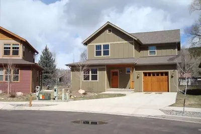 Image de Marchez au centre-ville sur la promenade de la rivière, marchez jusqu'au centre récréatif, ou faites de la randonnée dans la montagne Animas