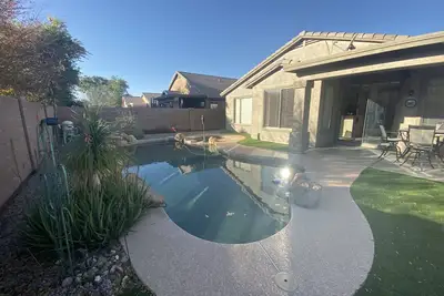Image de Belle maison dans la communauté de terrain de golf avec piscine privée et bain à remous.