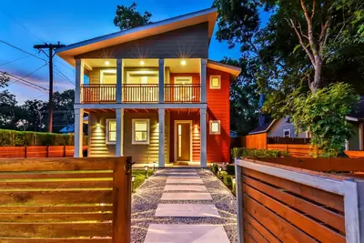 Image de Sxsw. Vip Smart House de luxe du centre-ville avec Golf Green + Hot Tub + FirePit + Misters