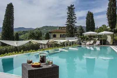 Image de Mas entouré de verdure avec piscine, bain à remous à quelques km du centre