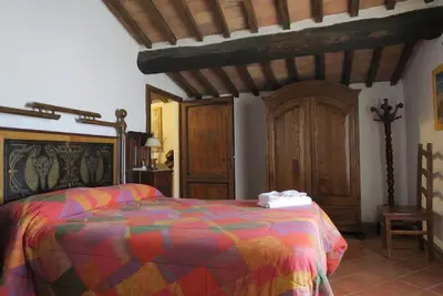 Image de Appartement de trois pièces dans la campagne toscane avec piscine