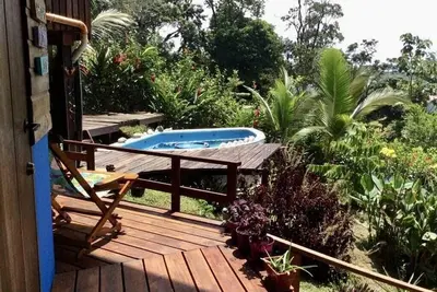 Image de Cabane sur la colline avec vue sur l'océan, piscine et vélos