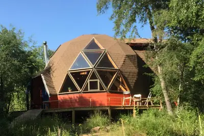 Image de Expérience de dôme écologique et confortable dans une nature vierge