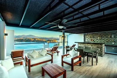 Image de Promo Active! | Oceanfront avec terrasse privée sur le toit, accès direct à la plage!