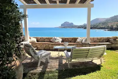 Image de Villa entourée de verdure, avec accès direct à la mer, piscine privée