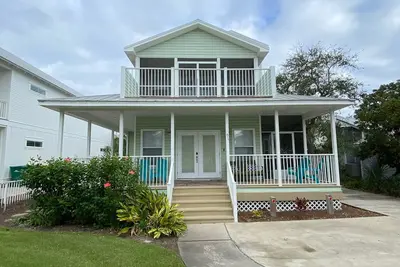 Image de Come stay at Pelicans Perch! The ultimate beach house. 3 minute walk to beach!
