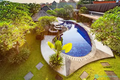 Grande villa de luxe de 5 chambres avec piscine et petit-déjeuner gratuit à Kuta!