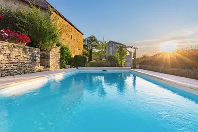 Image de Maison  de vacances comprenant une piscine avec vue sur monument historique