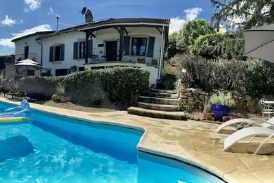 Image de Maison traditionnelle française avec piscine privée et jardins.