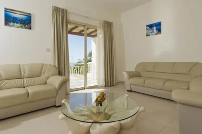 Image de Nouvelle villa de luxe sur le versant de montagne avec piscine privée et jardin