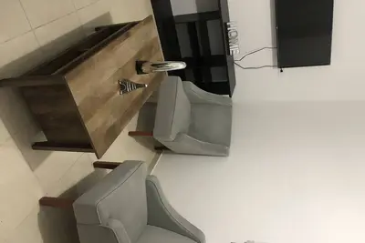 Image de 10 minutes de l'aéroport et 2 minutes de la route principale