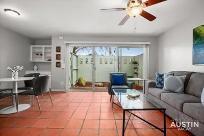 Image de Randonnée ou vélo Shoal Creek Trail au centre-ville avec parking