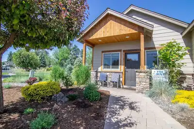 Image de Récemment classé et construit, à seulement 1 pâté de maisons de la ville, vue sur la montagne, animaux acceptés, wow!