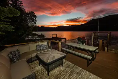 Lakefront Cabin with private pier on Donner Lake