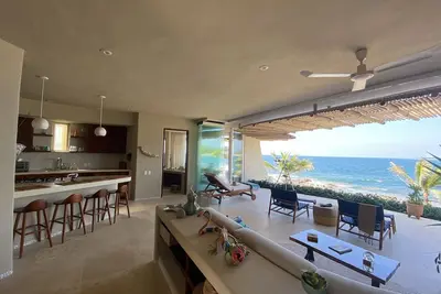 Image de Pouls de l'océan avec de superbes couchers de soleil. Vie intérieure-extérieure de luxe