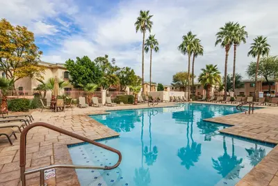 Image de Ground Floor. Heated Pool! Hot Tub! Gas grill! 3 miles to Cardinal stad! 2 Kings!