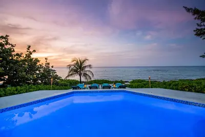 Image de Calypso Blue: Modern Beachfront Villa with Pool and Beautiful Sunsets!