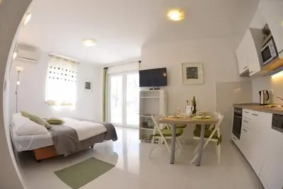 Image de Appartement d'une chambre avec la terrasse Njivice, Krk (A-16244-a)