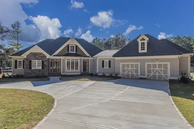 Image de Lakefront Cuscowilla Home sur le lac Oconee