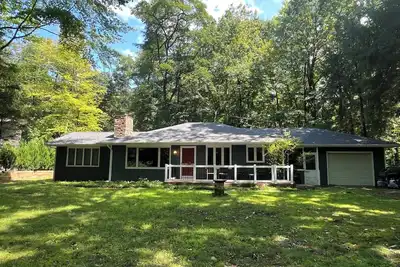 Image de Charming year round cottage with large Private beach in the peaceful woods