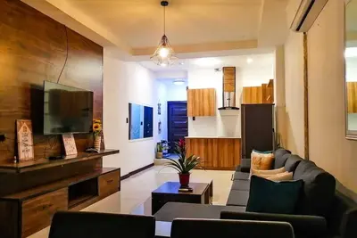 Image de Une chambre récemment rénovée à 200 pieds de l'avenue Fields