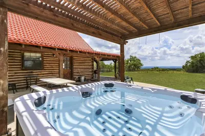 Image de Chalet en bois rond avec 3 chambres et bain à remous!