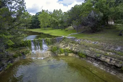 Image de Maison en bois rond populaire de 2 chambres sur les rives de Smith Creek avec bain à remous privé